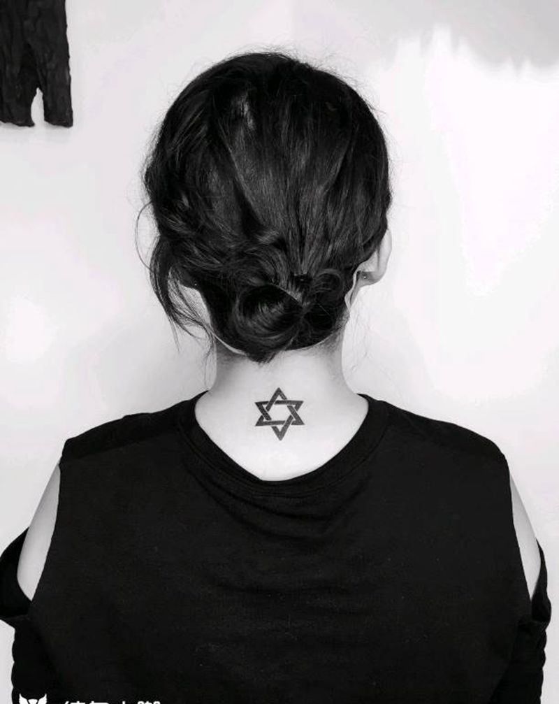 六芒星纹身图片_颈部纹身图案