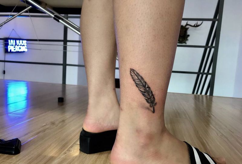 小羽毛纹身图片_成品腿部脚部欧美原创纹身图案