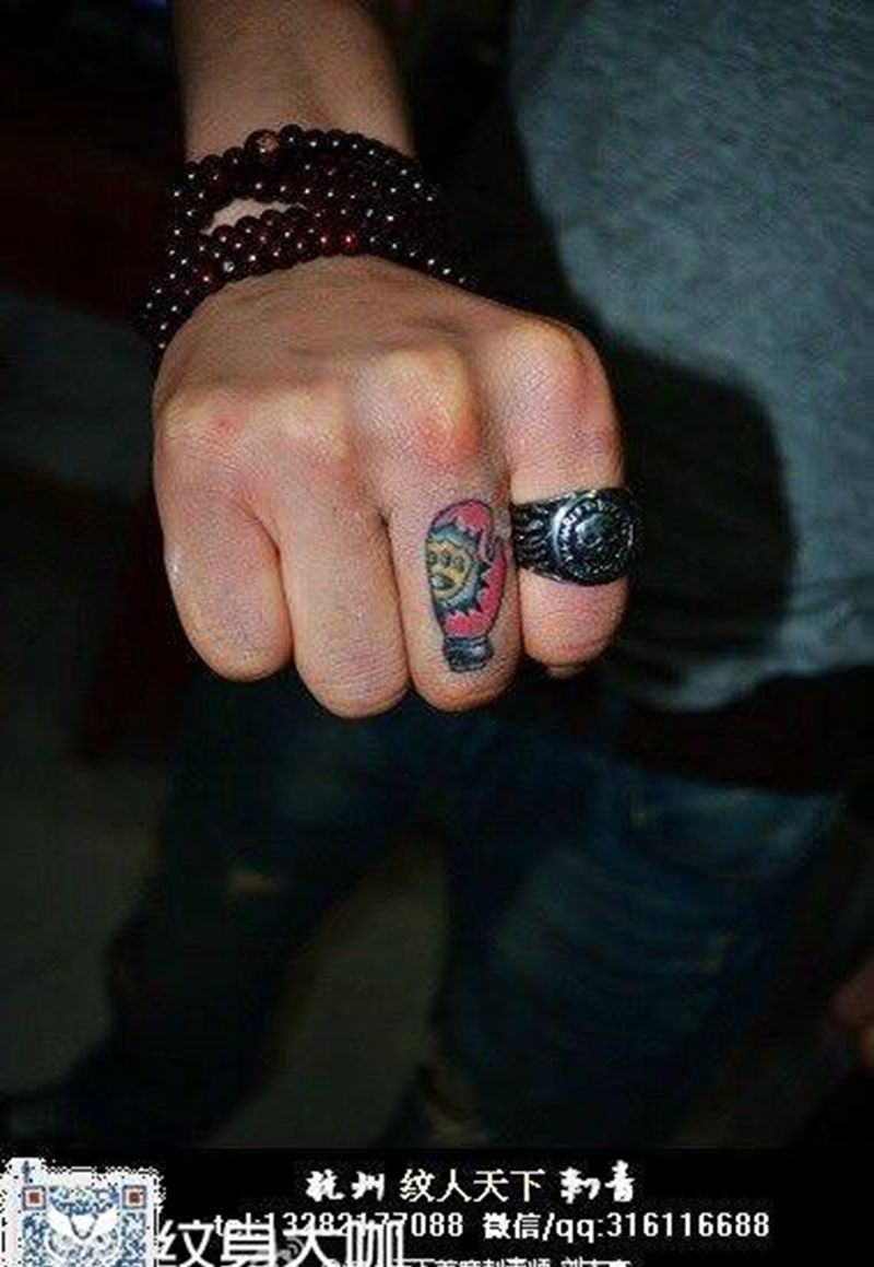 拳击手套纹身图片_手部传统纹身图案