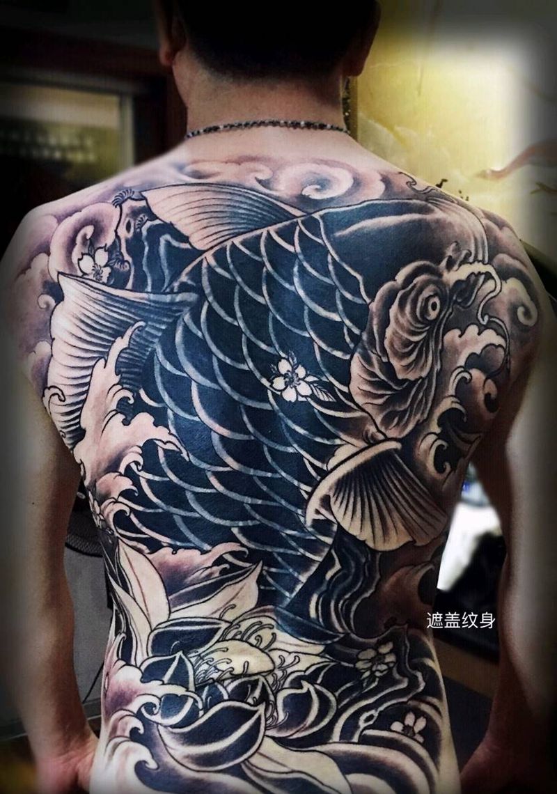 鲤鱼遮盖满背纹身纹身图片_背部新传统纹身图案