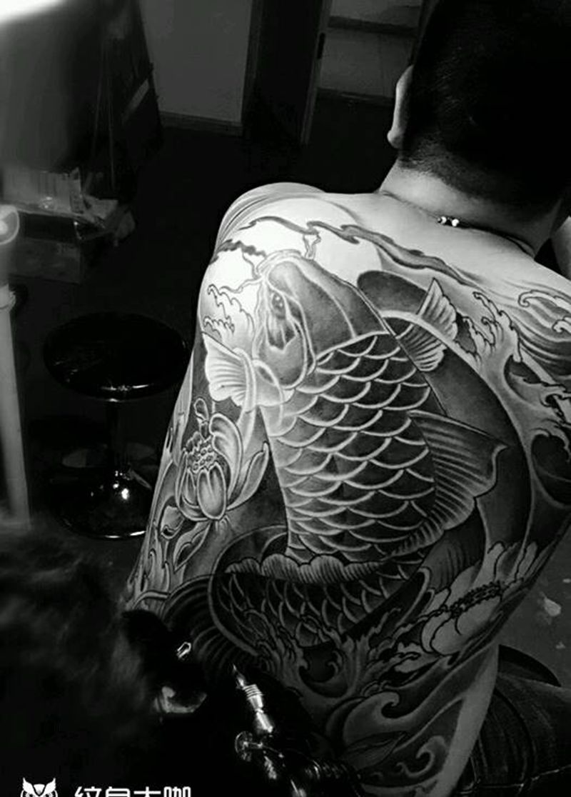 满背纹身   鲤鱼纹身纹身图片