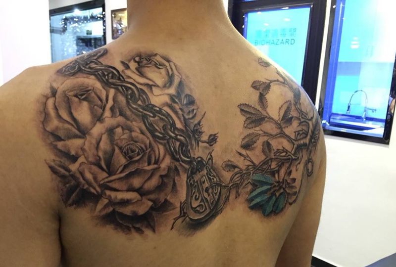 后背铁链玫瑰纹身纹身图片_成品肩部背部欧美写实原创植物欧美素描纹身图案