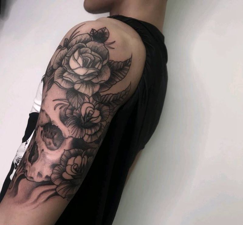 骷髅与花纹身图片_手臂欧美写实纹身图案