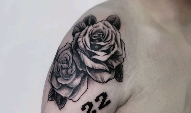 玫瑰花纹身图片_肩部新传统纹身图案