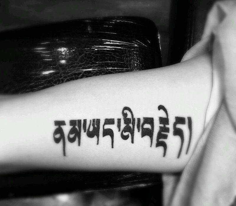 大臂内测纹身图片