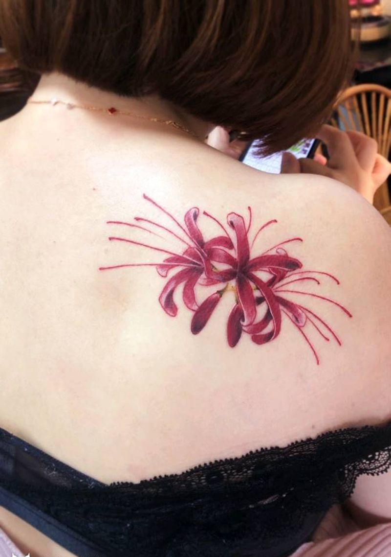 彼岸花纹身图片_肩部彼岸花纹身图案