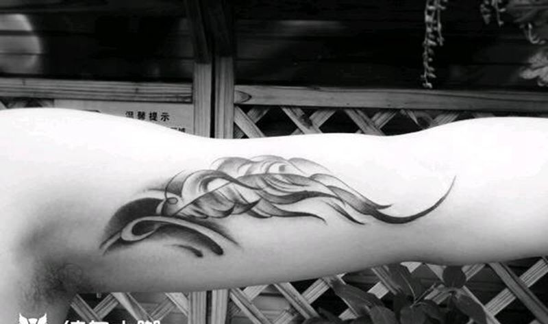 羽毛纹身纹身图片_手臂新传统羽毛纹身图案