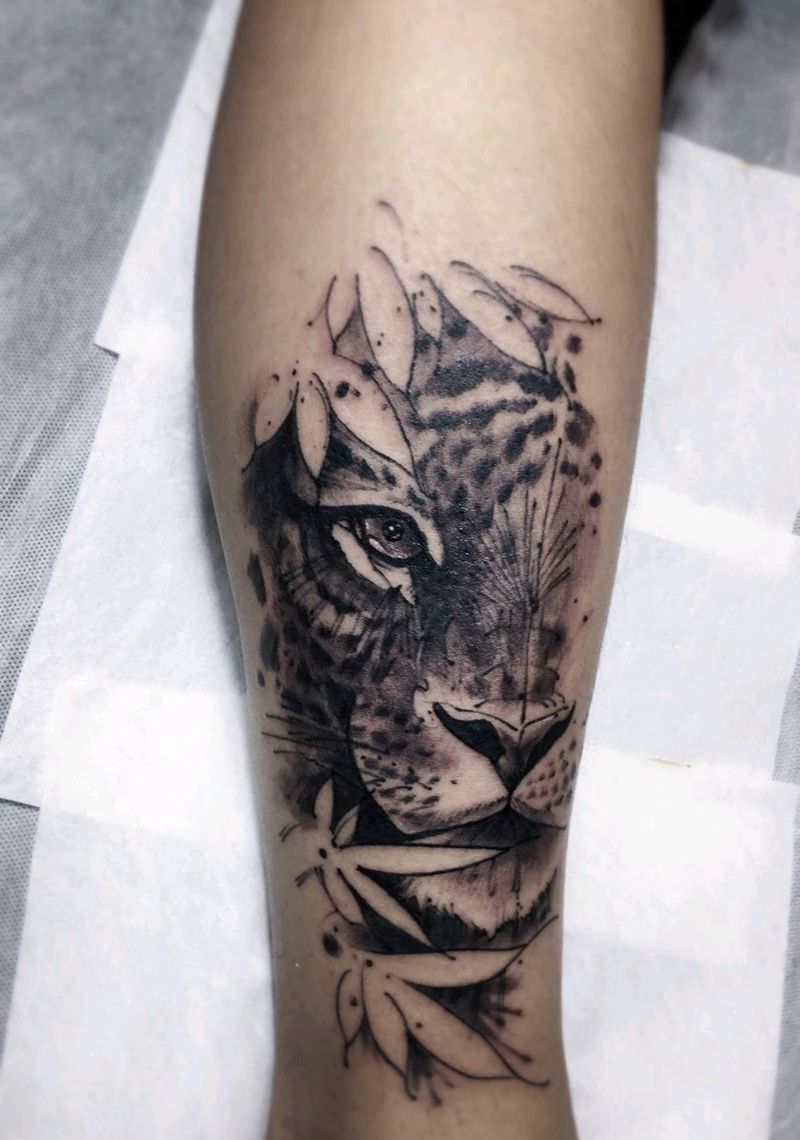 狮子纹身纹身图片_腿部新传统纹身图案