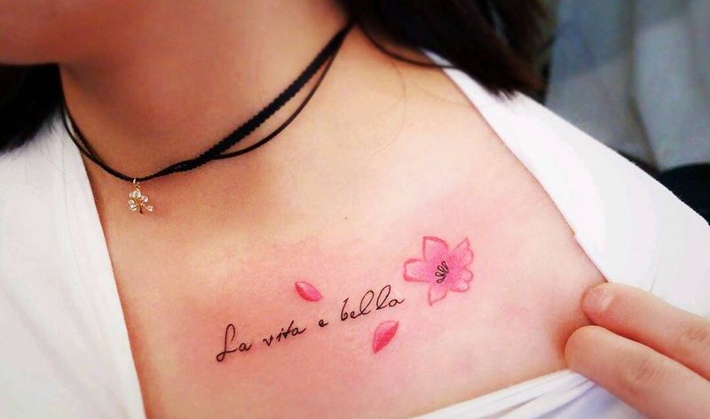 美女纹身   锁骨纹身纹身图片_胸部纹身图案