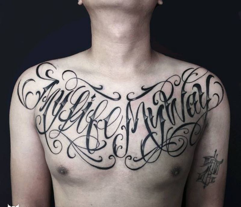 花胸花体字纹身图片_胸部花体字纹身图案