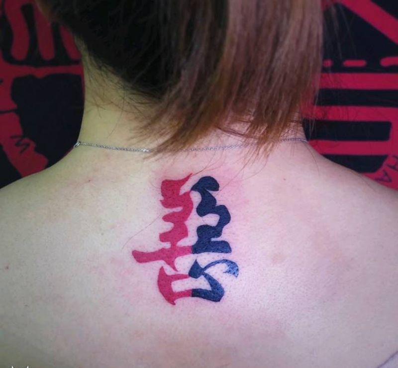 善恶一念之间纹身图片_颈部纹身图案