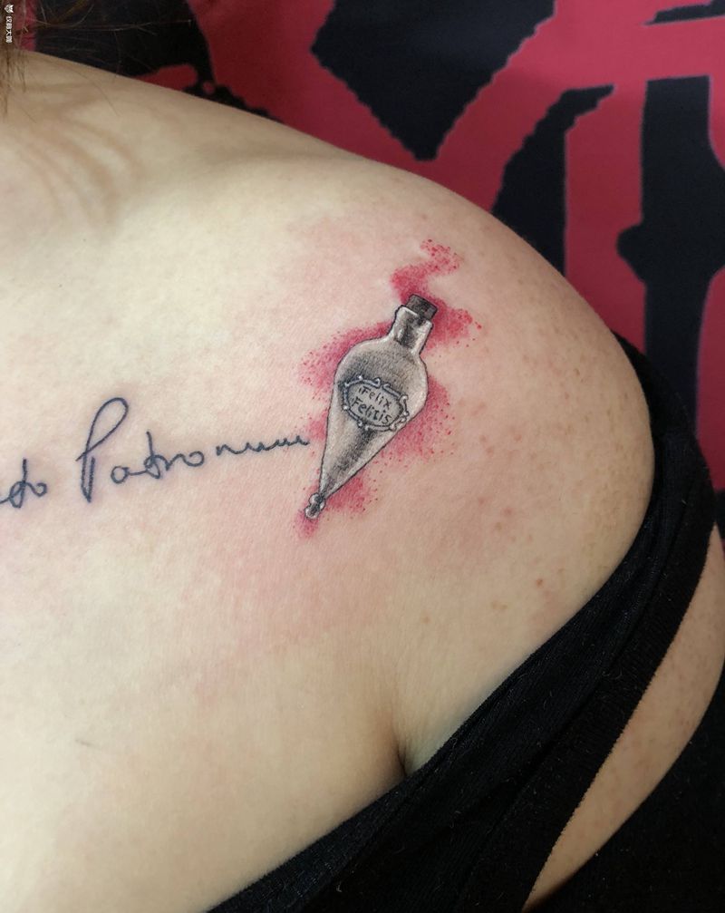 锁骨纹身图片_胸部点刺纹身图案