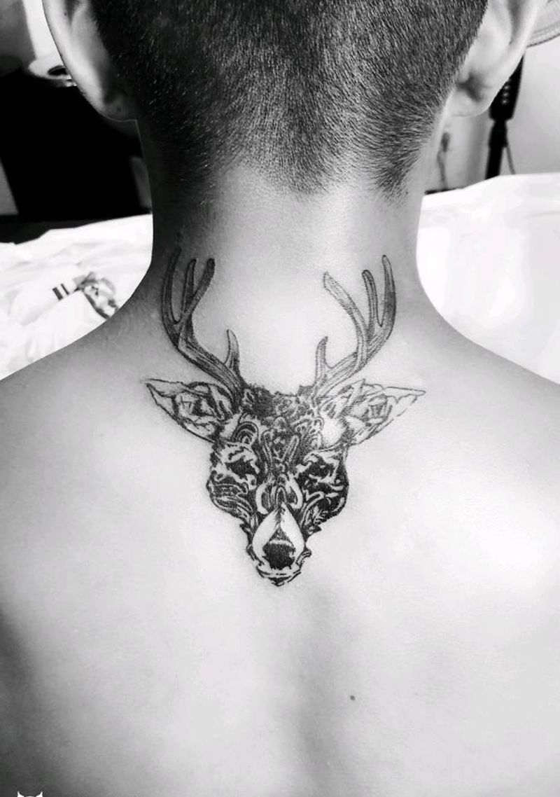 鹿纹身图片_背部纹身图案