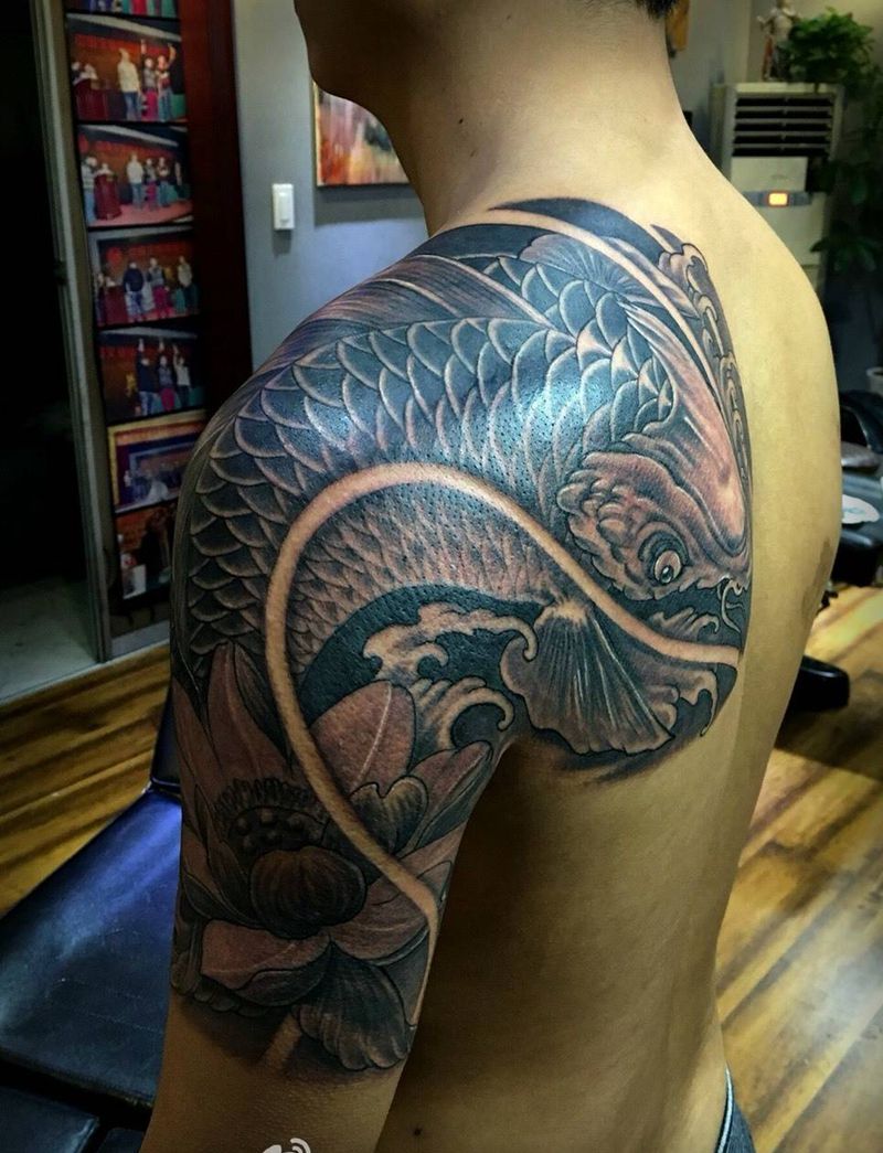 半甲鲤鱼纹身图片