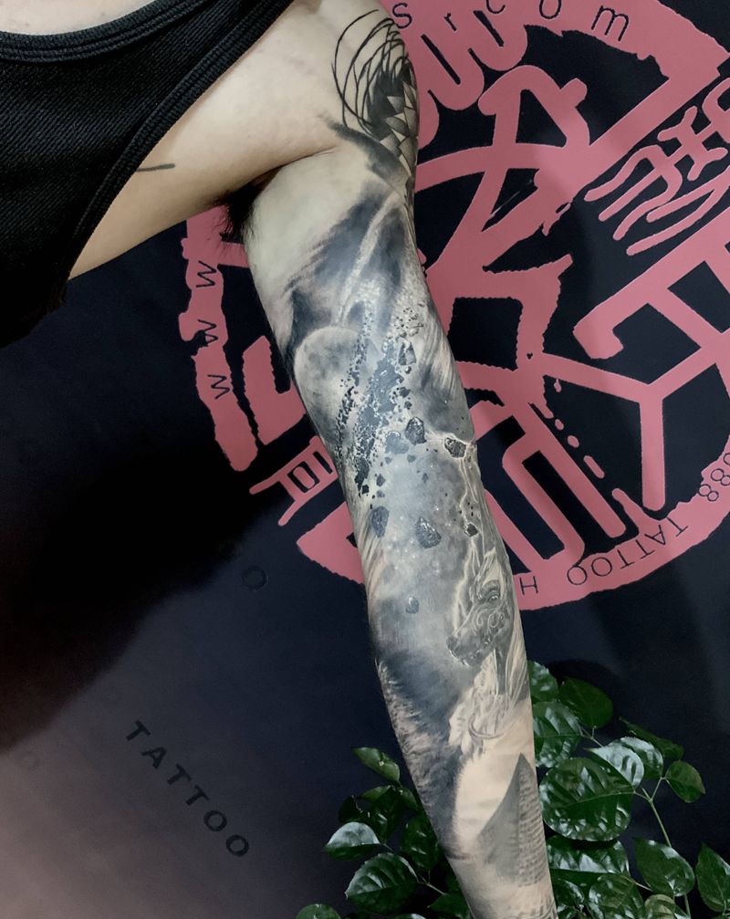 欧美大花臂纹身图片_手臂欧美写实点刺阿努比斯纹身图案