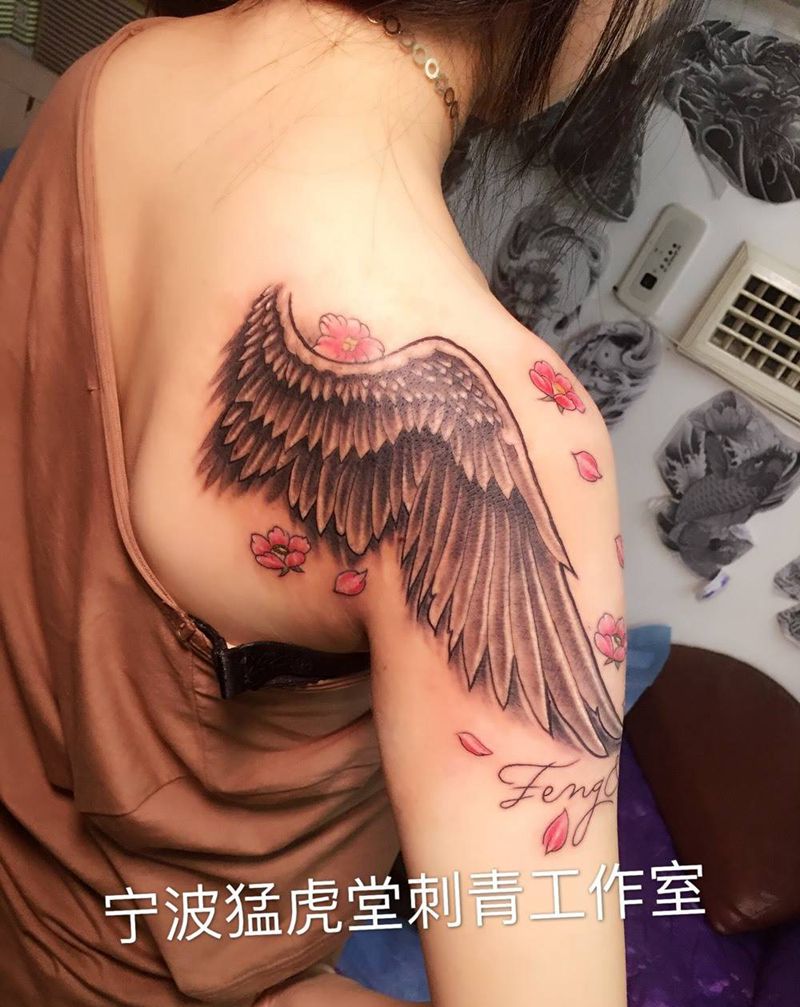 翅膀纹身图片_成品肩部胸部背部手臂腿部传统欧美写实字符纹身图案
