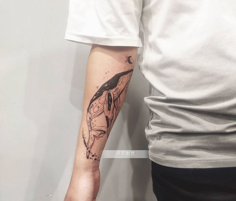 鲸纹身图片_手臂纹身图案