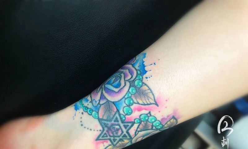 水彩纹身图片_脚部水彩纹身图案