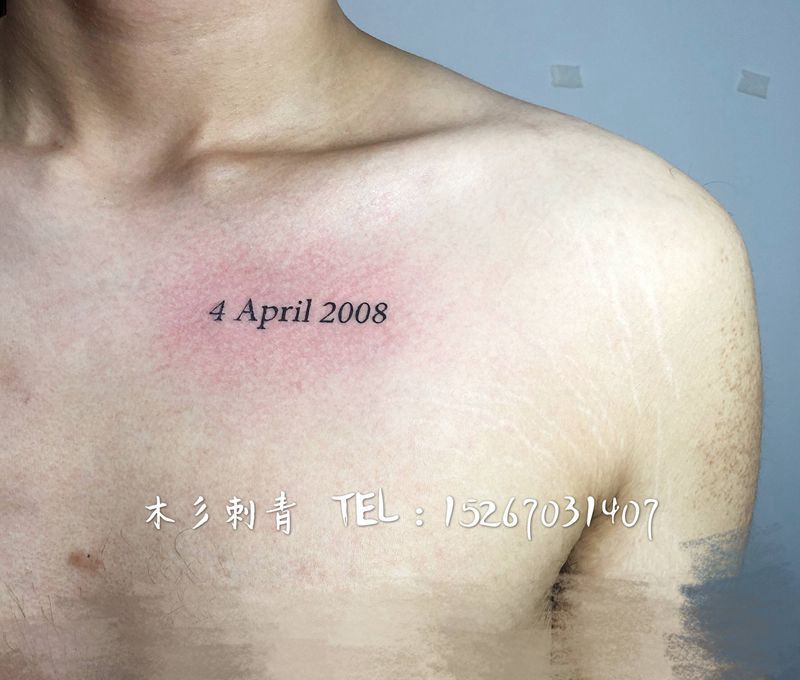 字母纹身图片_胸部纹身图案