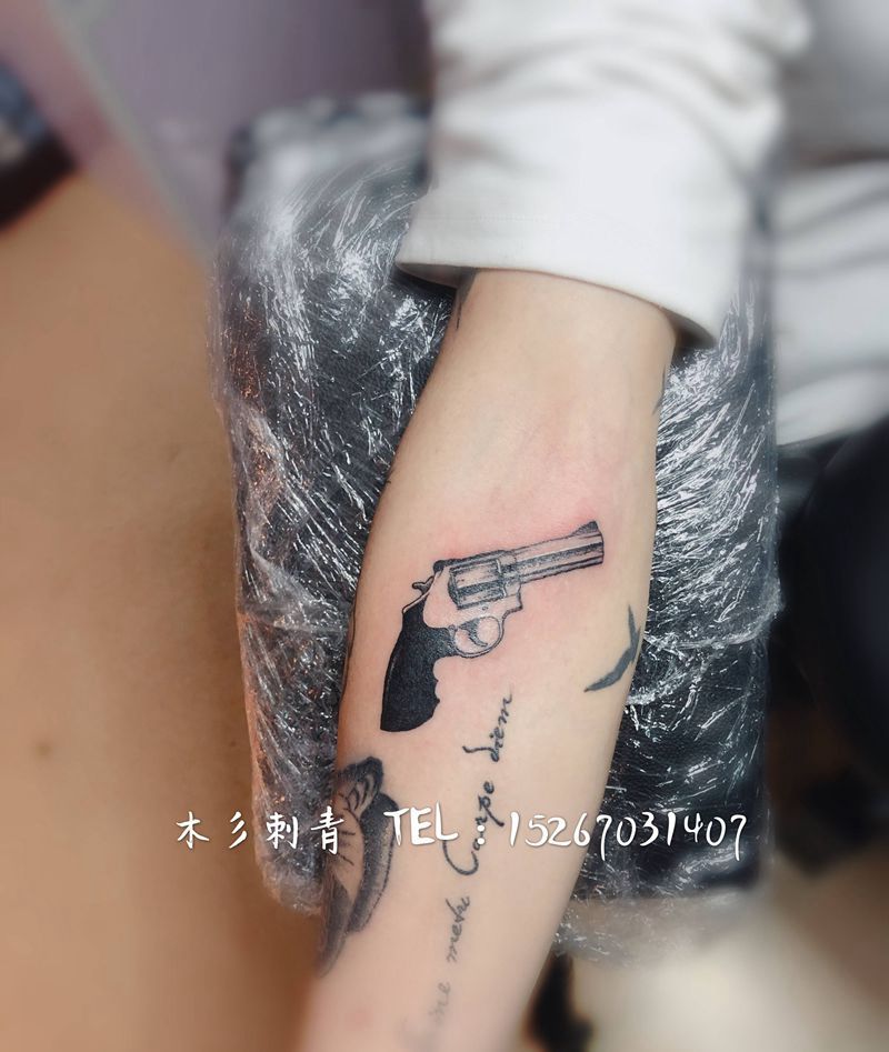 左轮手枪纹身图片_手臂纹身图案