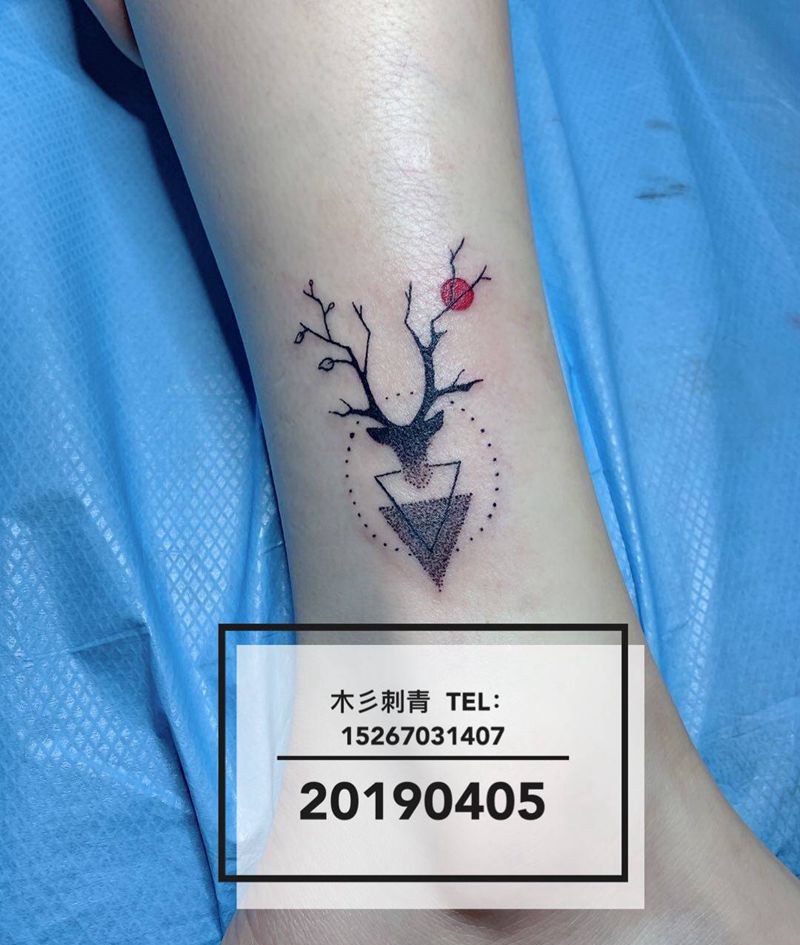 鹿头纹身图片_腿部点刺纹身图案