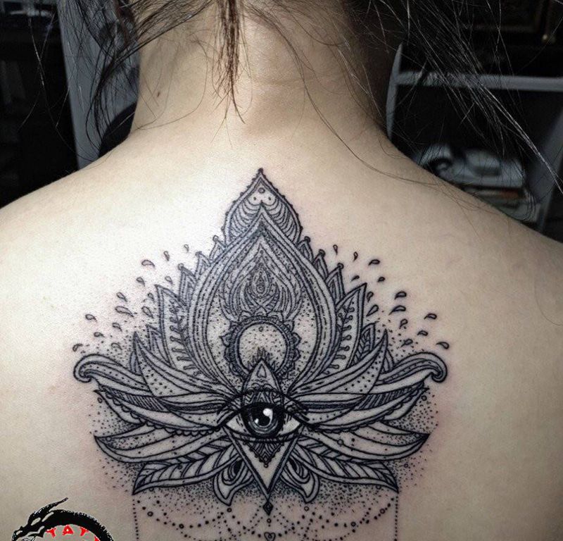背部梵花纹身图片_背部点刺几何纹身图案