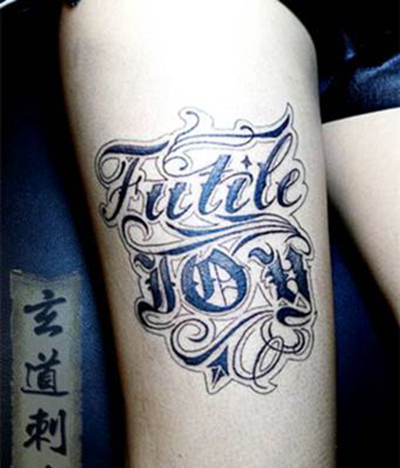 花体字纹身图片_腿部花体字纹身图案