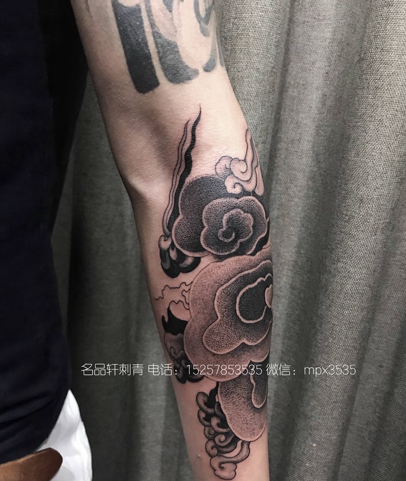 祥云图案纹身图片_手臂点刺几何纹身图案