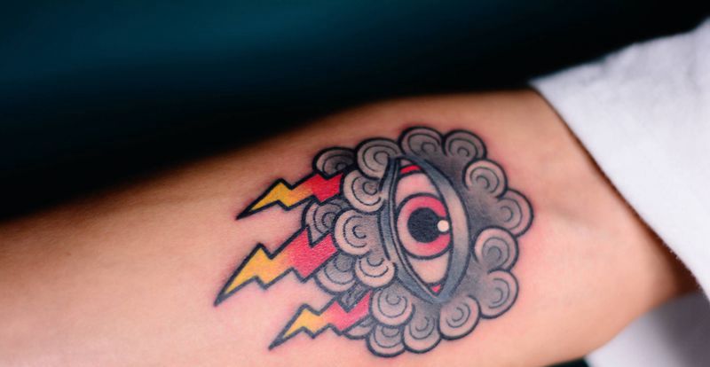 oldschool手稿乌云纹身图片_手臂Old School乌云眼睛闪电纹身图案