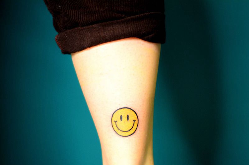 笑脸纹身图片_腿部几何小清新简约纹身图案