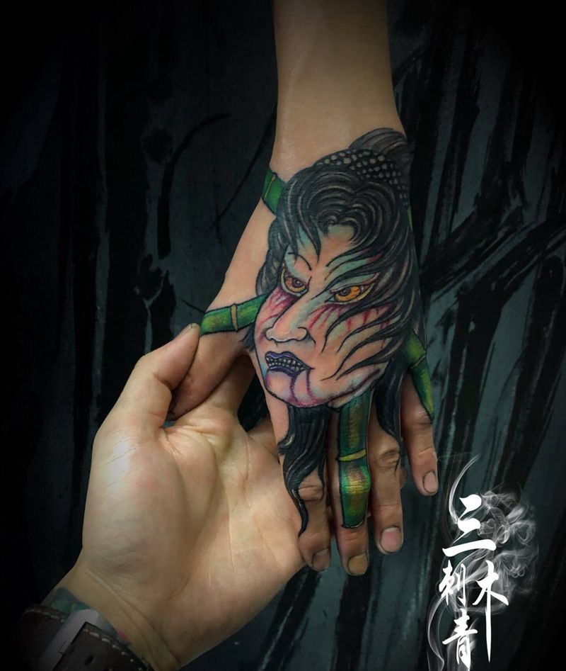 手背生首纹身图片_手部新传统生首纹身图案