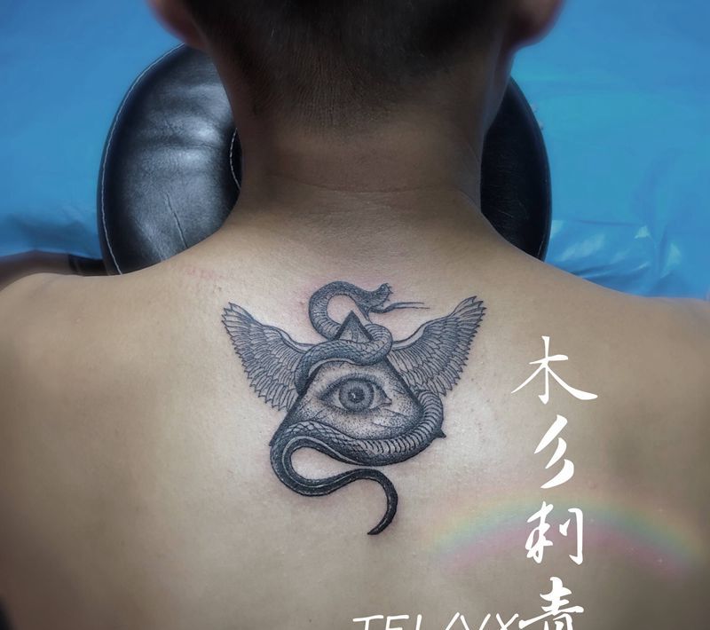 全视之眼纹身图片_背部纹身图案