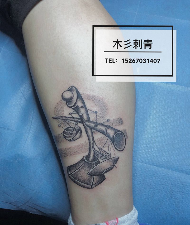 天平座纹身图片_腿部点刺纹身图案