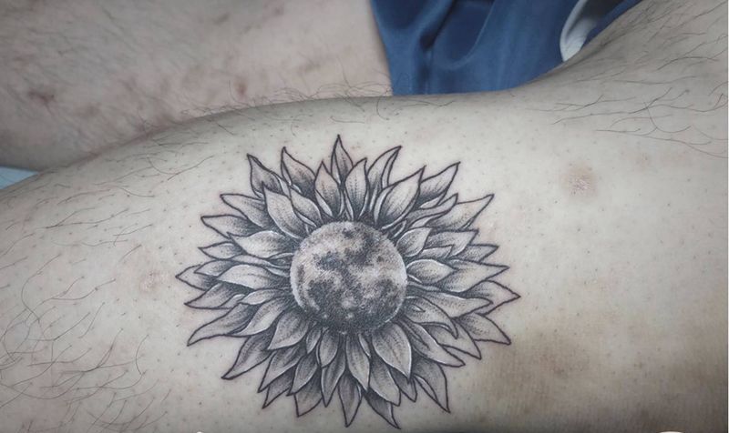 向着月亮的向日葵纹身图片_腿部纹身图案