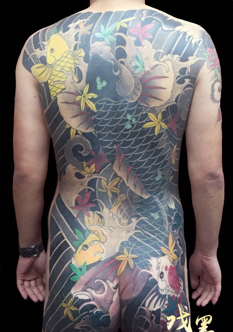 东方老传统风格鲤鱼纹身图片_背部老传统纹身图案