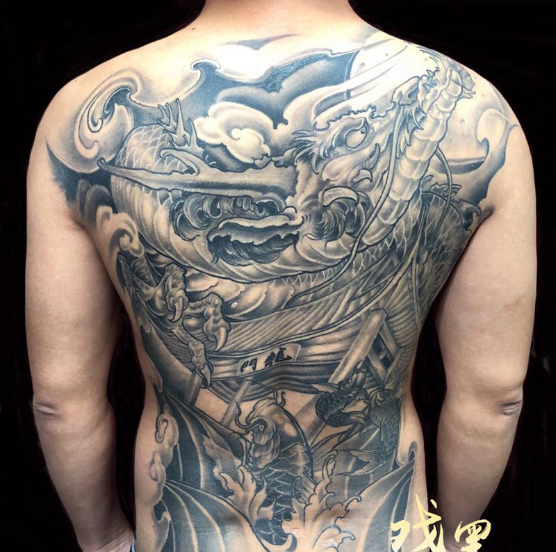 鲤鱼跃龙门纹身图片_背部新传统纹身图案