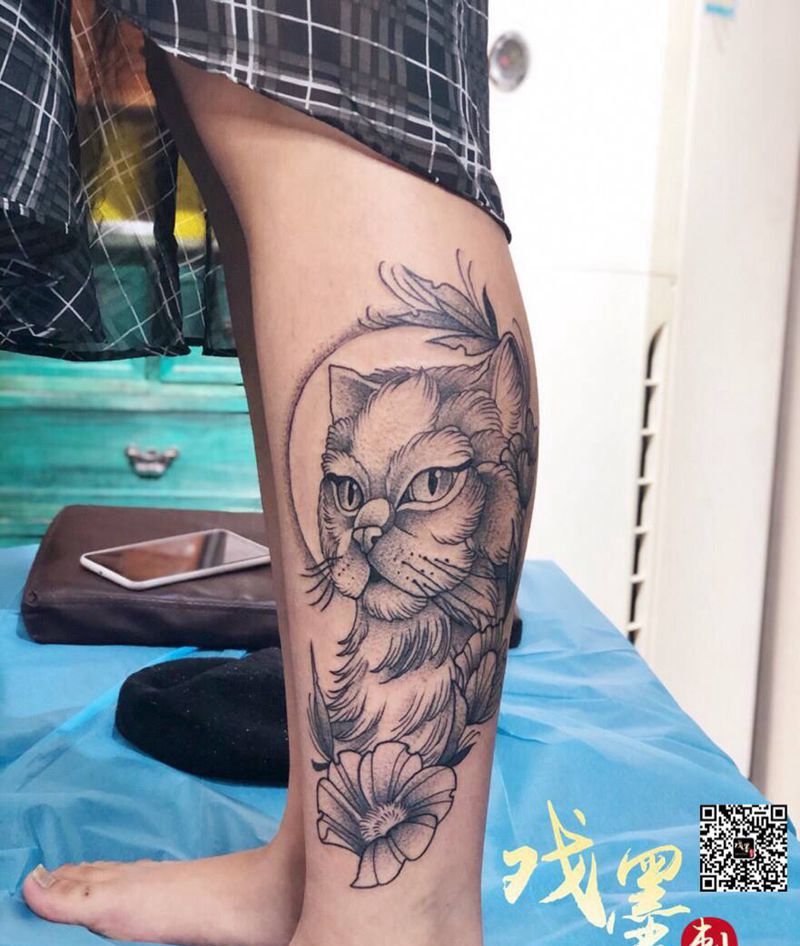 猫咪纹身图片_腿部点刺纹身图案