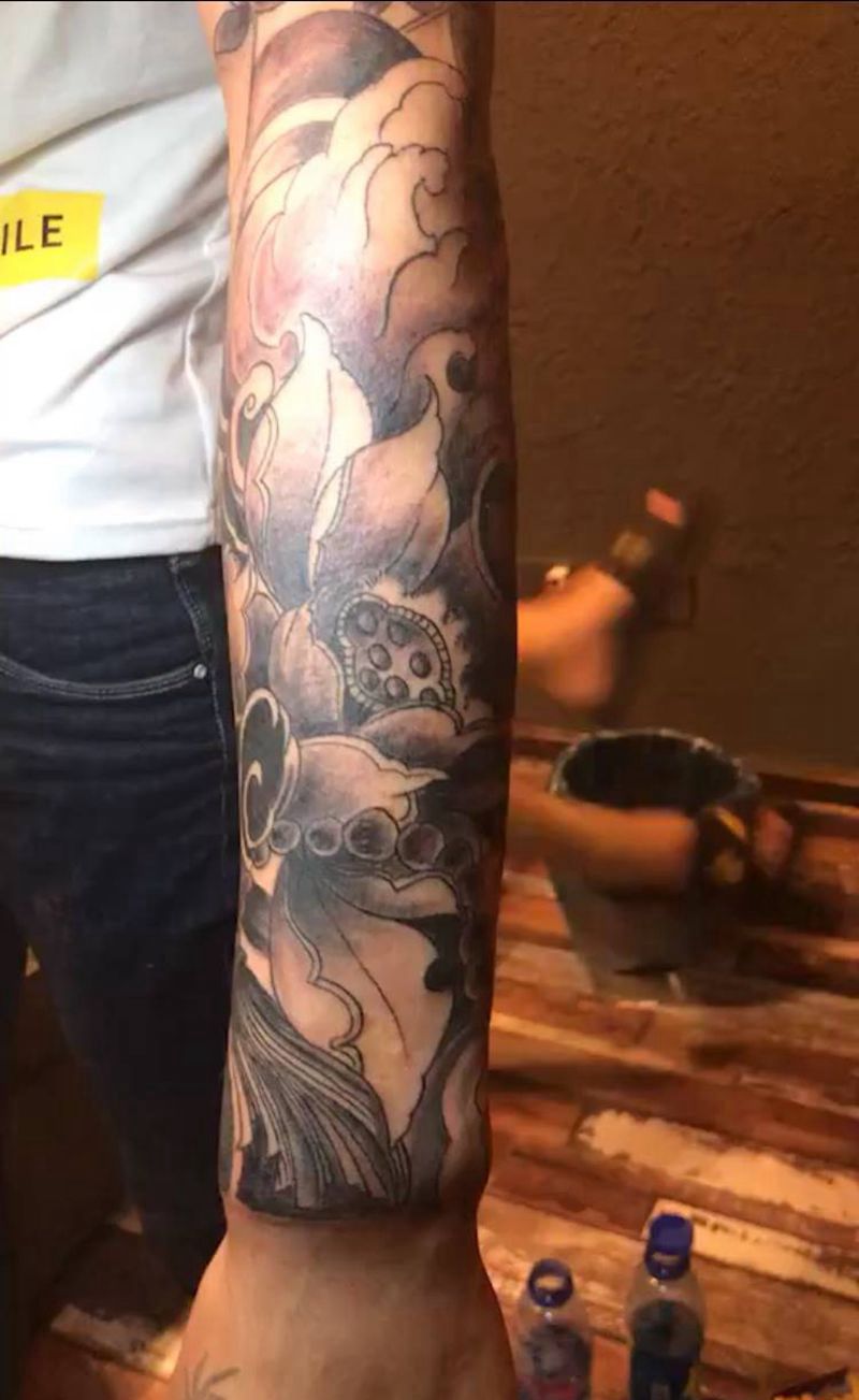 荷花纹身图片_手部手臂新传统纹身图案