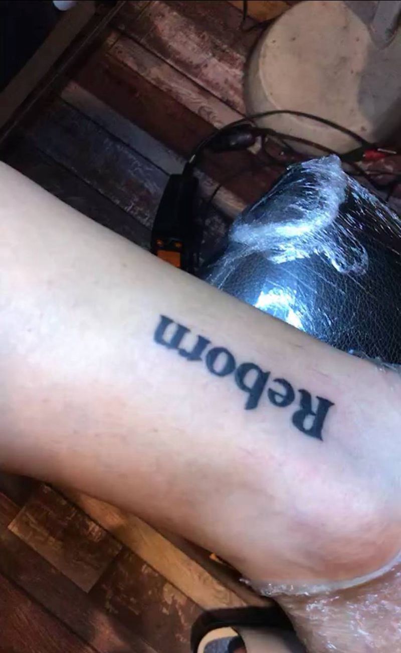 字母纹身图片_脚部纹身图案