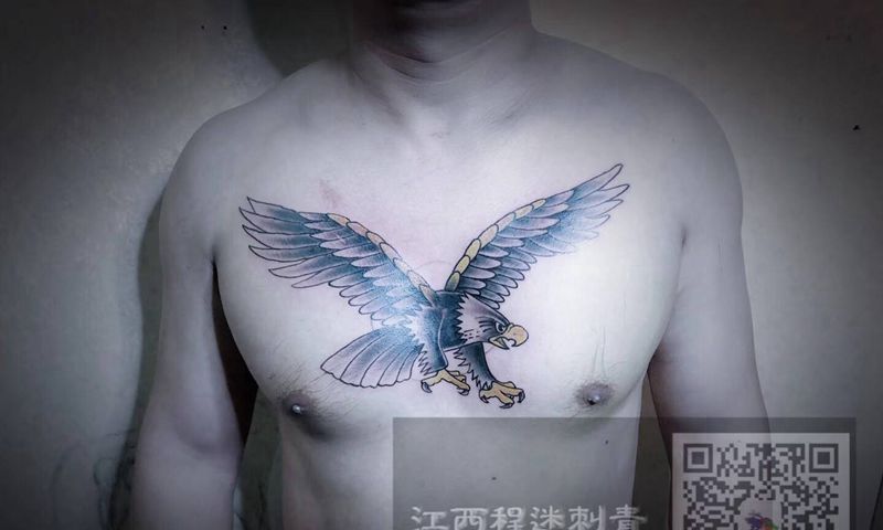 老鹰纹身图片_胸部Old School纹身图案