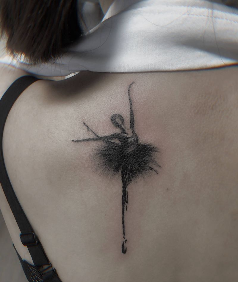 （遮盖）芭蕾舞者纹身图片_背部点刺纹身图案