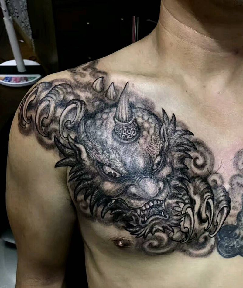 惊骇风纹身图片_胸部纹身图案