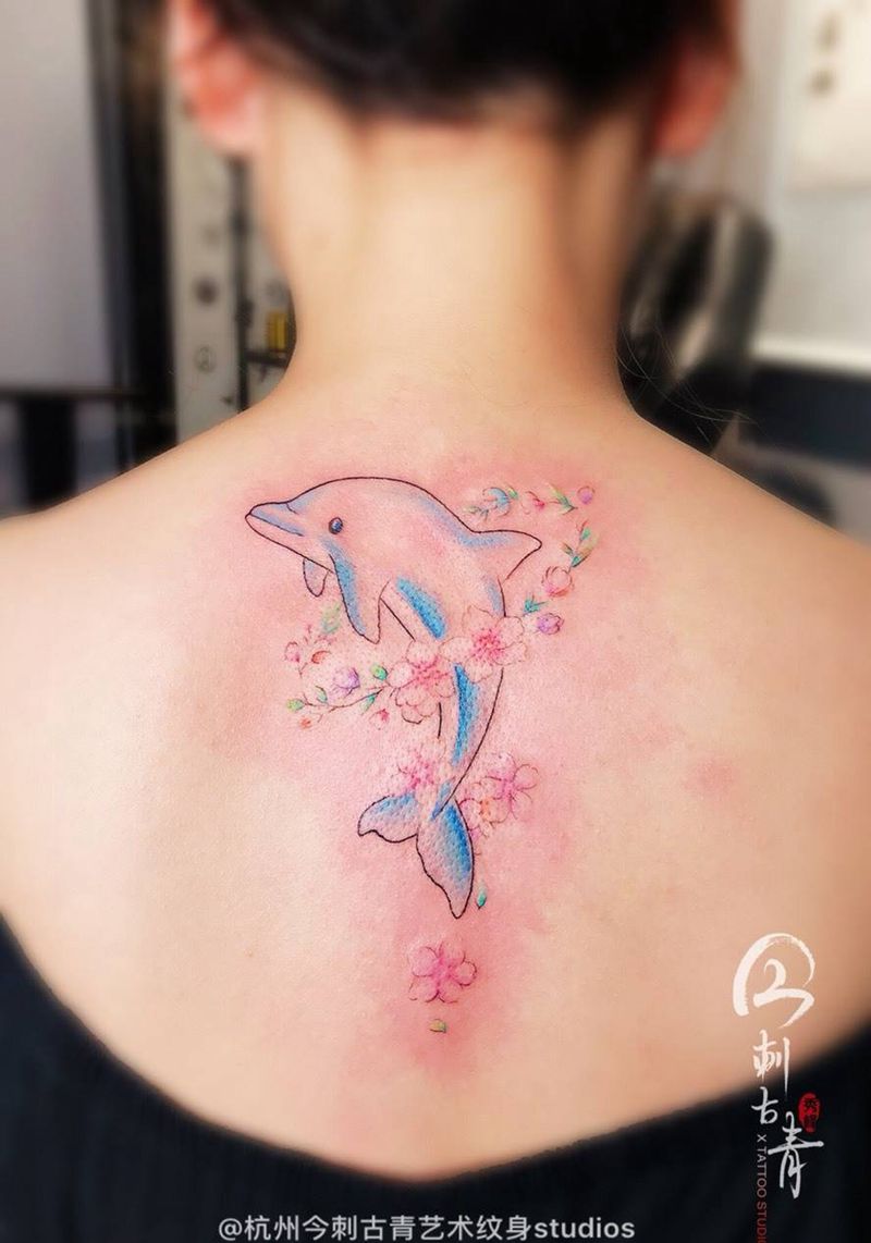 海豚纹身图片_清新背部纹身图案