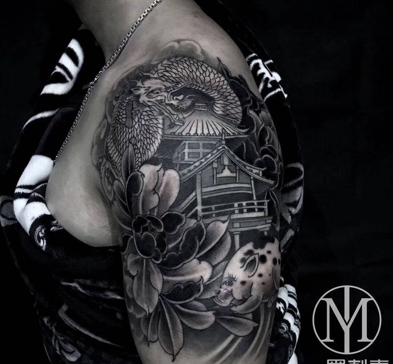 根据客人要求设计  两个娃  一个属龙，一个属猪纹身图片_肩部手臂新传统老传统龙猪牡丹纹身图案