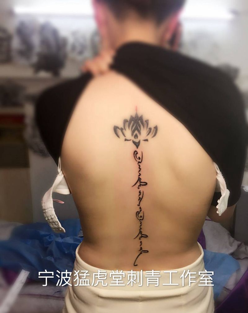 脊柱纹身纹身图片_传统背部成品几何图腾手臂清新肩部纹身图案