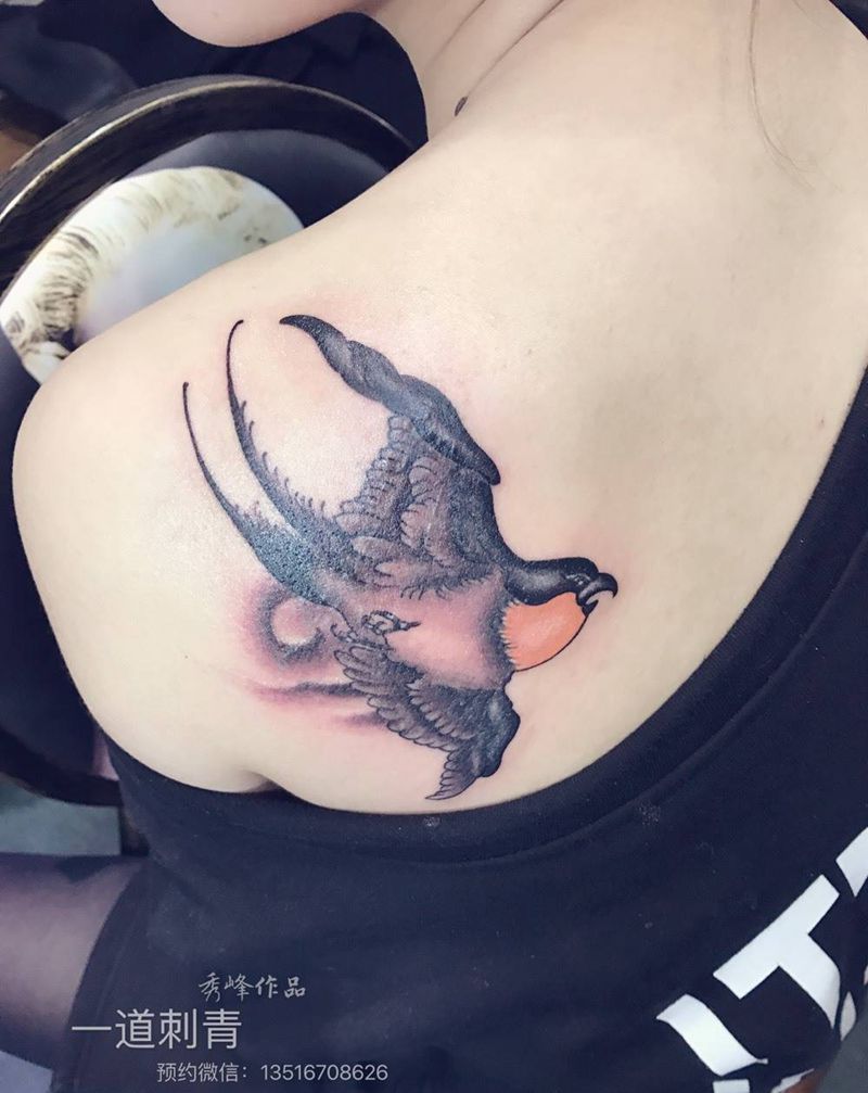 小燕子（遮盖字母）纹身图片