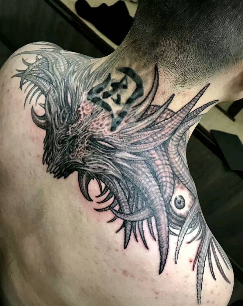 因纹身图片_颈部肩部纹身图案