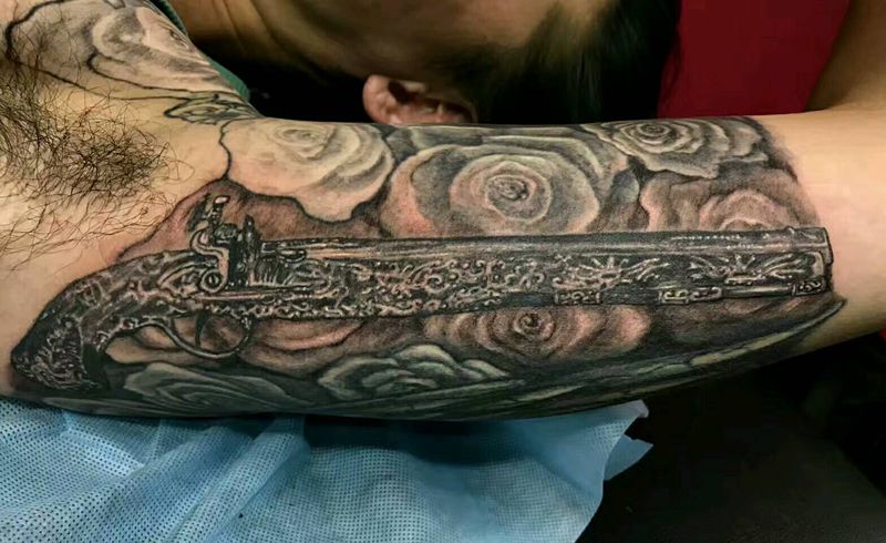 枪与玫瑰纹身图片