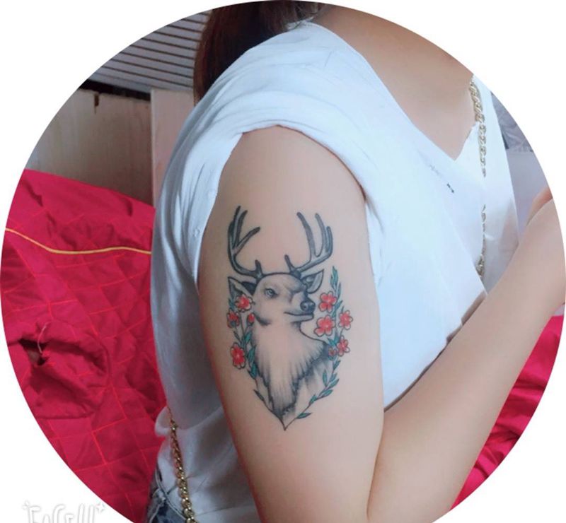 鹿纹身图片_颈部肩部胸部背部传统欧美鬼神动物纹身图案
