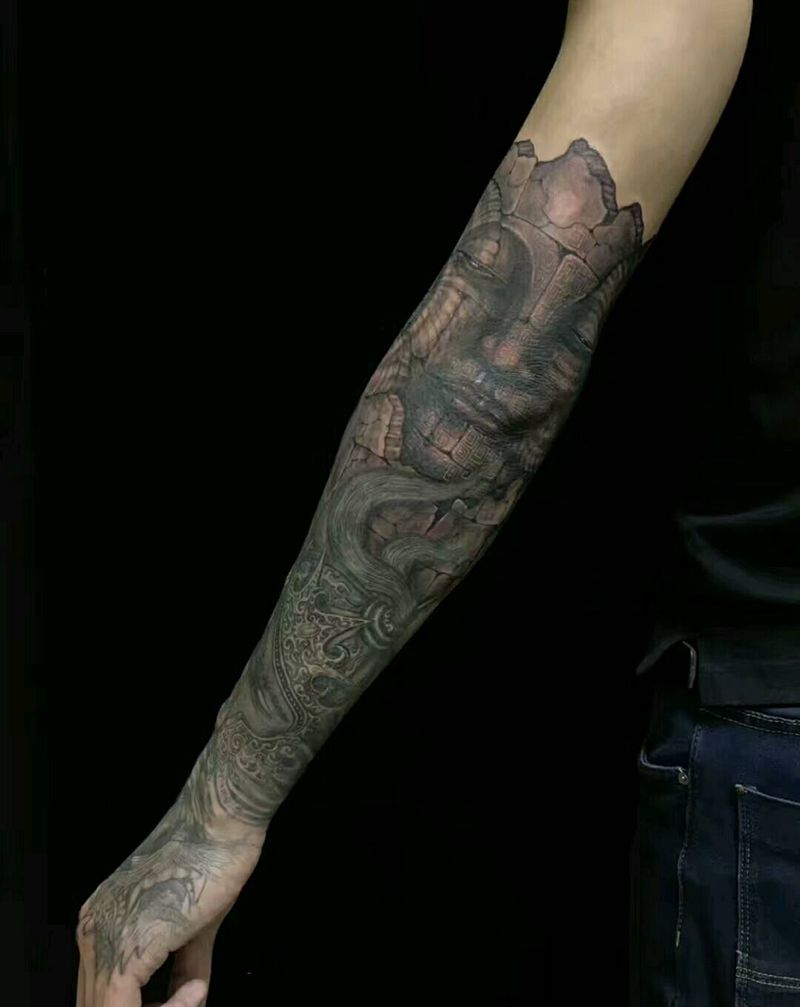 羊角与佛首纹身图片_手臂纹身图案